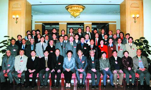 2000年3月,中共中央统战部常务副部长刘延东、民进中央主席许嘉璐等领导会见民进统战理论研讨会的代表。