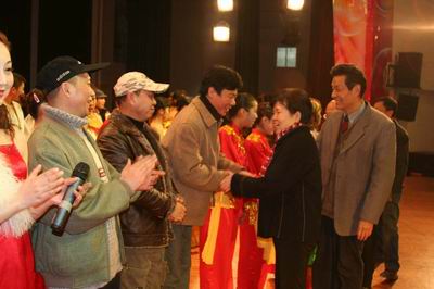 苟建丽主委及省市委主要负责同志走上舞台祝贺演出成功并与演员们亲切合影。