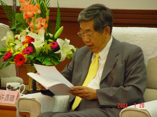 图为许嘉璐主席在民进中央抗击非典斗争 “优秀民进会员”座谈会上讲话