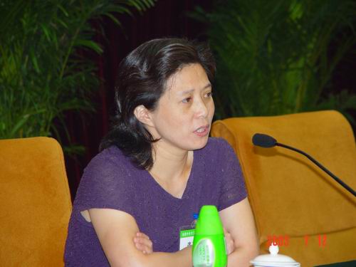 图为民进中央教育委员会主任庞丽娟发言