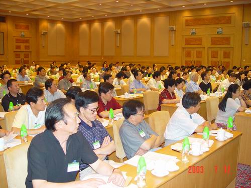 图为民进中央专门委员会全体会议上委员认真听报告