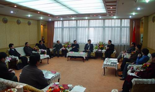 图为民进中央与国土资源部举行座谈会