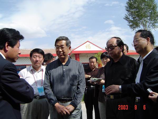 图为许嘉璐、张怀西率民进中央考察团在武威市考察清源镇王庄小康生态村