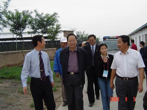 图为张怀西常务副主席视察甘肃凯悦生物科技有限公司