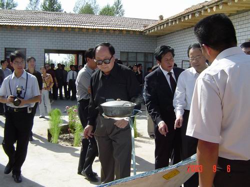 图为王立平副主席在武威市考察清源镇王庄小康生态村