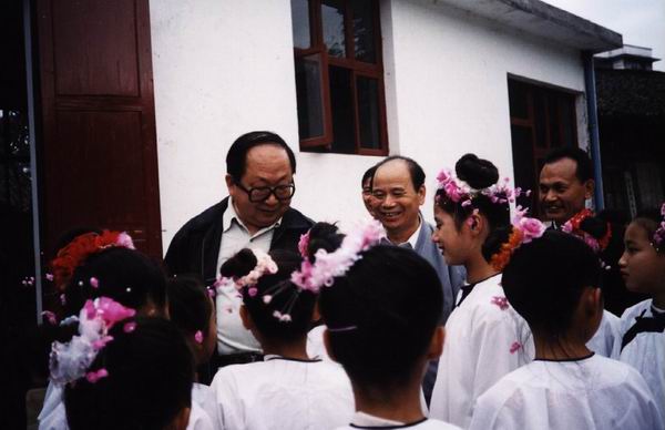 图为王立平副主席在贵州考察“侗歌入学堂”