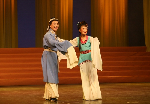 郭宵珍、潘文格表演黄梅戏《天仙配》段