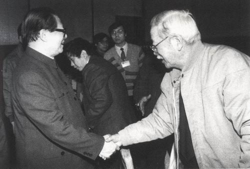 张志公和江泽民同志亲切握手