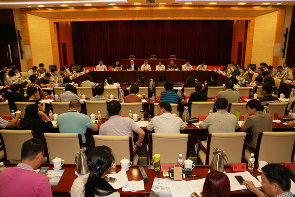 6月1日上午，民进中央常务副主席罗富和来到中央社会主义学院，与民进全国中青年会员培训班学员座谈。