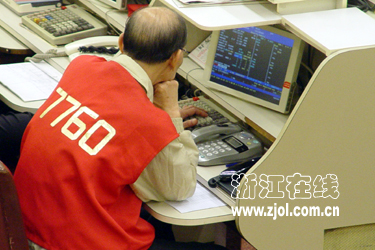 香港证券交易所里的"红马甲".