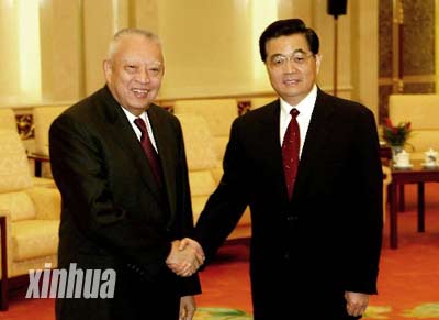 国家主席胡锦涛在北京会见来京述职的香港特别行政区行政长官董建华