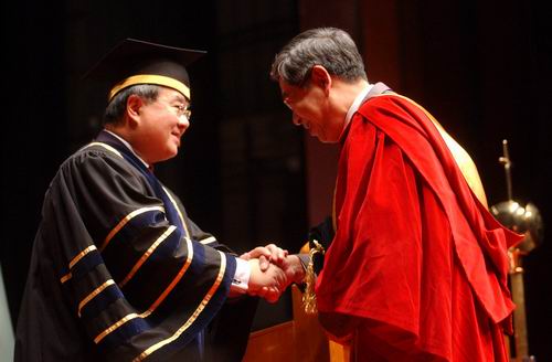 许嘉璐主席接受香港浸会大学授予的荣誉博士学位