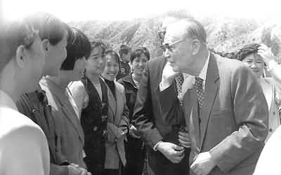 赵安中先生与希望小学老师在一起