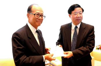 李嘉诚向内地灾区捐款1000万港元