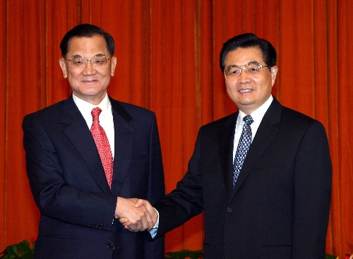 4月16日,中共中央总书记胡锦涛在北京人民大会堂会见中国国民党荣誉主席连战和参加两岸经贸论坛的台湾各界人士。这是胡锦涛同连战亲切握手。新华社记者樊如钧摄