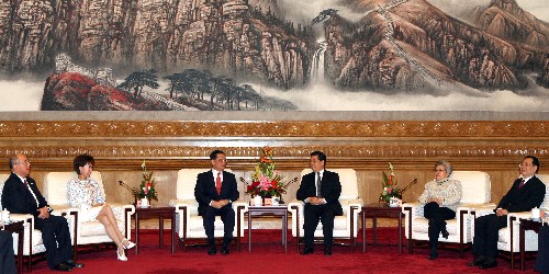 4月16日,中共中央总书记胡锦涛在北京人民大会堂会见中国国民党荣誉主席连战和参加两岸经贸论坛的台湾各界人士。新华社记者樊如钧摄