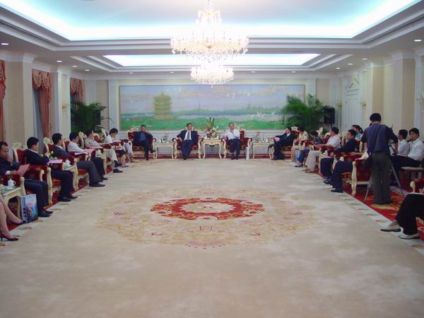 张怀西副主席会见参加论坛的民进企业家会员