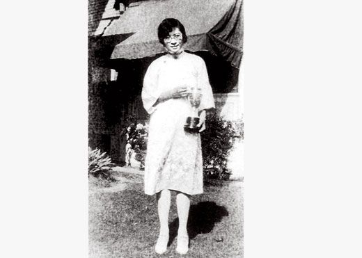 1931 年,雷洁琼在美国南加州大学获留学生优秀成绩“银瓶奖” 1931 年,雷洁琼在美国南加州大学获留学生优秀成绩“银瓶奖”