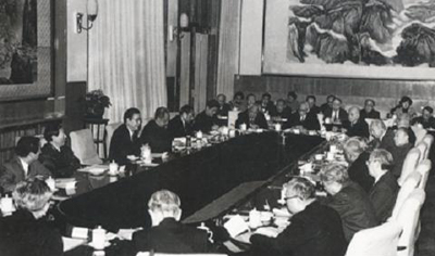 1993年3月,八届全国人大一次会议把“中国共产党领导的多党合作和政治协商制度将长期存在和发展”写入了宪法。