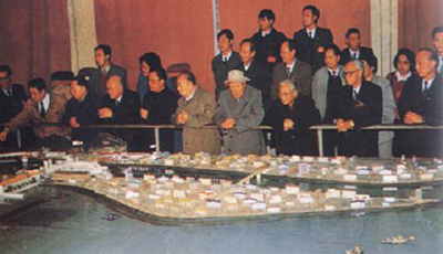 1993年11月,各民主党派中央、全国工商联负责人和无党派代表人士赴宜昌考察三峡水利枢纽工程。前排左起:王兆国、吴阶平、李沛瑶;左五起孙起孟、平杰三、雷洁琼、程思远。