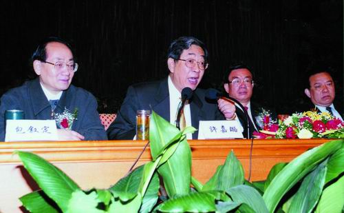 2000年4月,许嘉璐主席在重庆“民进全国民营企业界会员会议”上讲话。