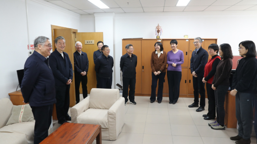 民进中央领导看望机关工作人员