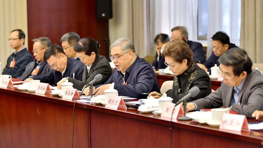 朱永新参加全国政协十四届四次会议民进界委员小组讨论
